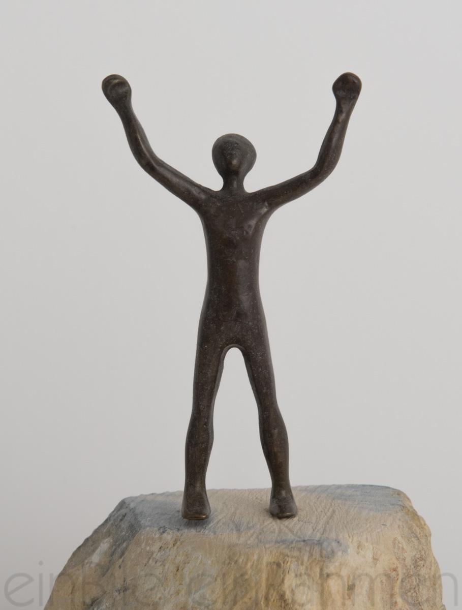 Handgemachte Bronzestatue auf Sandsteinsockel vom Bildhauer Heinz Voß